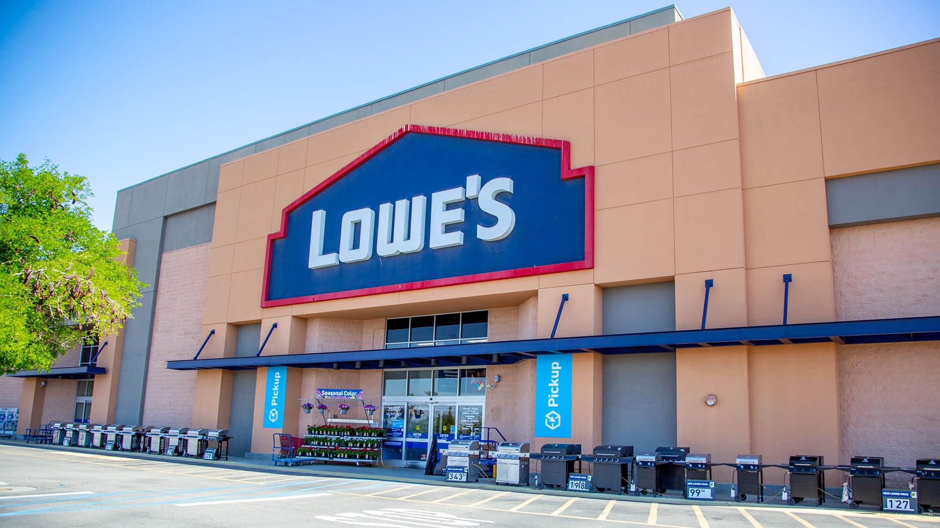 Lowe's exterior storefront